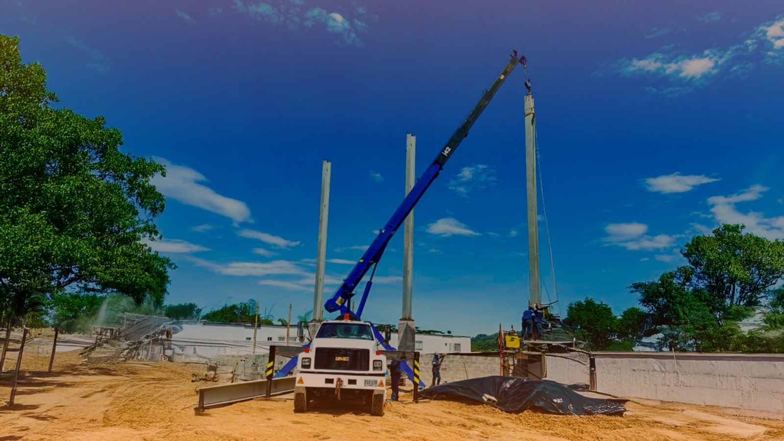 Instalación técnica de columnas industriales con camión grúa telescópico - Supercargas
